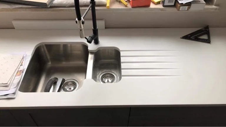 Undermount sink with drainer grooves cut into the worktop